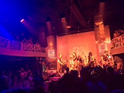 Tanpa Cua, Kotak Tetap Total di Panggung Botol Musik Makassar