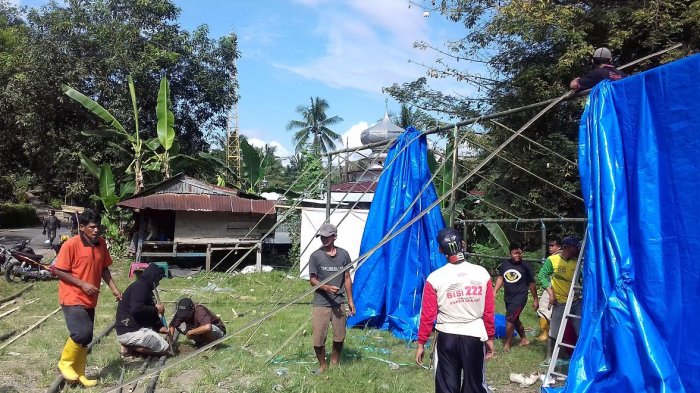 Warga Lingkungan Kulinjang Enrekang Bantu KPPS Dirikan TPS
