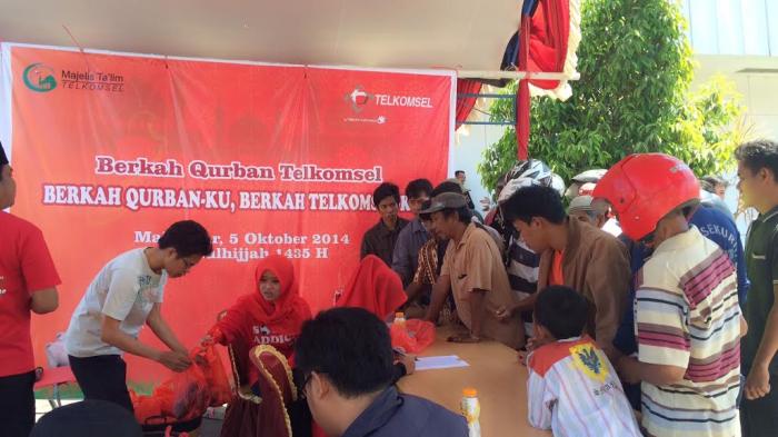 PT Telkomsel Pamasuka 96 Hewan Kurban, Sembelih 16 Sapi di Makassar