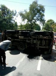 Serempet Ambulans, Truk Terbalik di Poros Takalar-Jeneponto