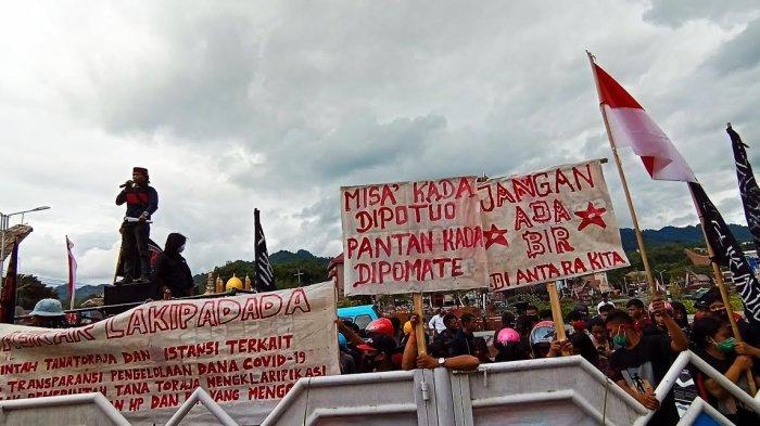Mahasiswa Demo di Depan Kantor DPRD Toraja, Persoalkan Pembelian Android