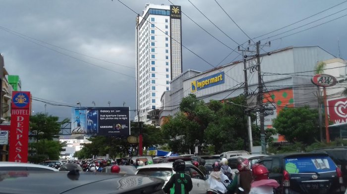 Lonjakan Pengunjung, Kemacetan di Depan Mal Panakukkang Tak Terhindarkan