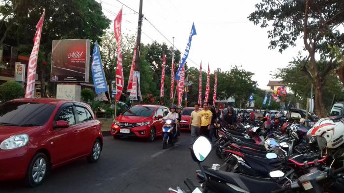 Pukul 17.45. Kendaraan Merayap di Depan Benteng Rotterdam