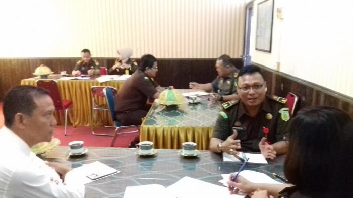 Sahur On The Road, Kejati Sulselbar Bagikan Makanan Sahur Kepada Pemudik di Pelabuhan