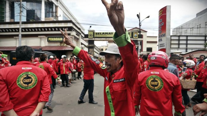 BREAKING NEWS: Seratusan Ketua RT/RW Demo di Polrestabes Makassar, Ini Tuntutannya - makasar_20180104_220010.jpg