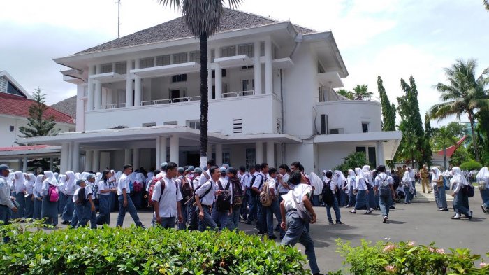 Ratusan Pelajar 'Serbu' Rujab Gubernur Sulsel