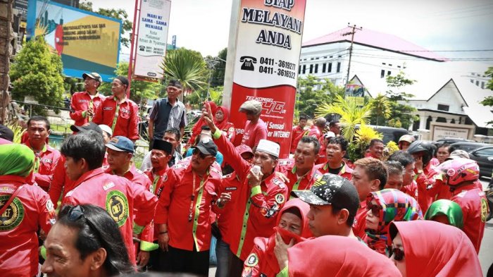 BREAKING NEWS: Seratusan Ketua RT/RW Demo di Polrestabes Makassar, Ini Tuntutannya - makassar_20180104_215926.jpg