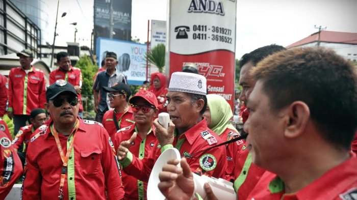 BREAKING NEWS: Seratusan Ketua RT/RW Demo di Polrestabes Makassar, Ini Tuntutannya - makassar_20180104_220012.jpg