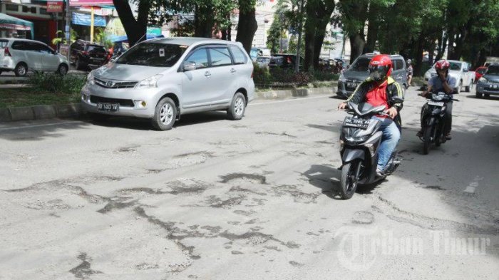 FOTO: Jalan Hertasning Makassar Penuh Lubang, Bikin Macet dan Kecelakaan - makassar_20180224_234713.jpg
