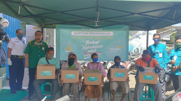 Mandiri Syariah Region VIII Serahkan 1.250 Paket Sembako ke Warga
