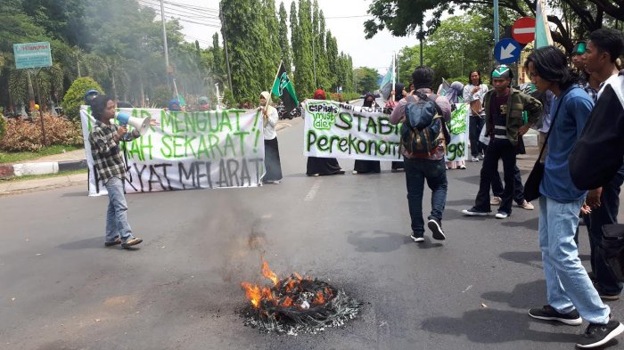 Protes Nilai Rupiah Anjlok, Mahasiswa UMMA Blokade Jalan Utama Maros