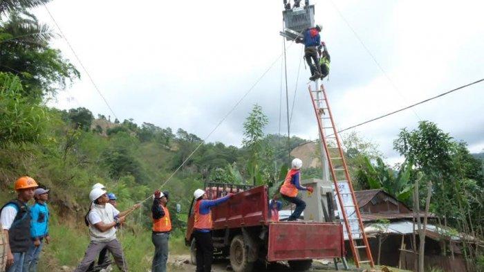 PLN Merajut Listrik ke Desa Ulusaddang Pinrang, Tiang Listrik Dikirim Via Katinting
