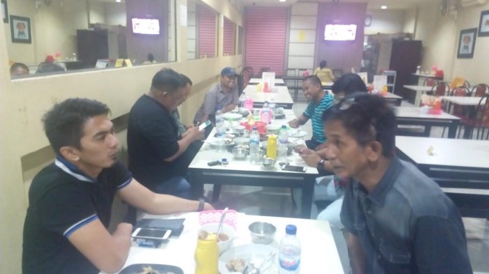 Ketua KNPI Imran Eka dan MPI Sulsel Makan Malam Bareng