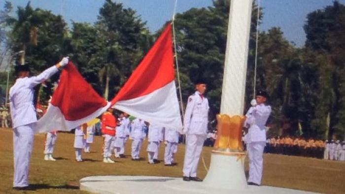 Astaga, Bendera Merah Putih Terbelit di Balai Kota