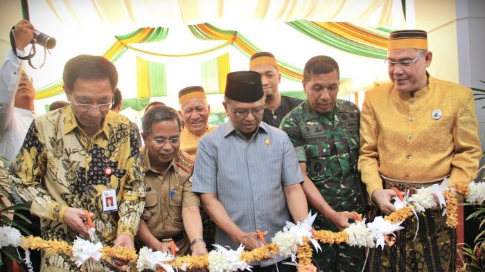 Agus AN Resmikan Kantor BNI Syariah Cabang Sulsel - meresmikan-pemanfaatan-kantor-bank-bni-syariah_20170523_005824.jpg