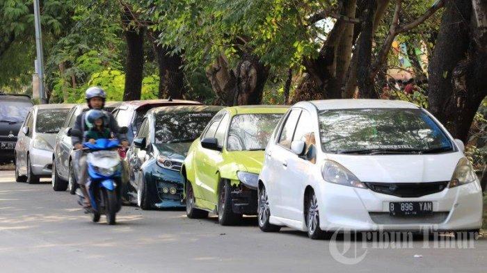 FOTO: Sejumlah Mobil Parkir di Bahu Jalan Abdesir Makassar