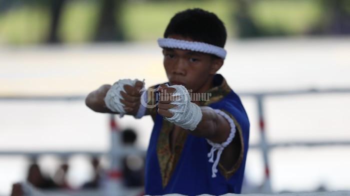 PRA PORPROV - Atlit Muaythai berkompetisi dalam Kelas Seni (Wai Khru) dalam ajang Kejuaraan Pra Porprov XVIII Muaythai yang berlangsung di Lapangan Karebosi, Makassar, Rabu (25/09/2025). Sebanyak 100 petarung Muaythai dari berbagai daerah Sulawesi Selatan mengikuti kegiatan ini.