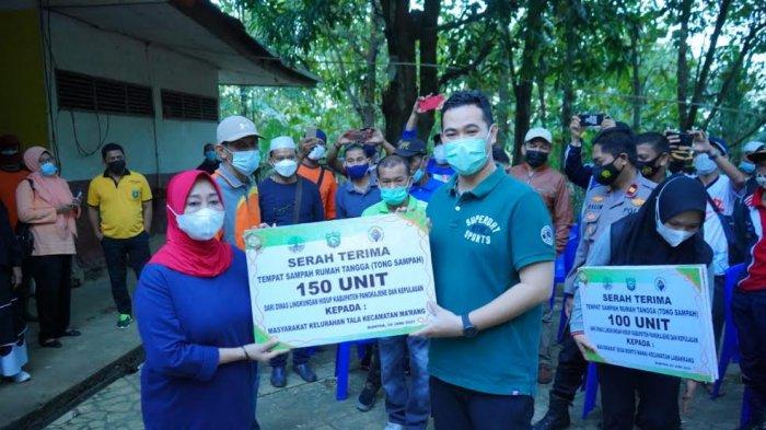 Luncurkan Program Berlian di TPA, Bupati Pangkep Serahkan Kendaraan Roda Tiga dan Tempat Sampah
