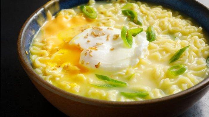 Mulai Sekarang Stop Kebiasaan Makan Mie Instan Pakai Telur Setengah Matang,Ini Bahaya yang Mengintai
