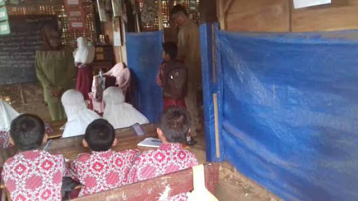Lihat, Nasib Murid SD di Jeneponto, Sekolah di Kolong Rumah - murid-jepot-joko-kasihan_20160210_132440.jpg