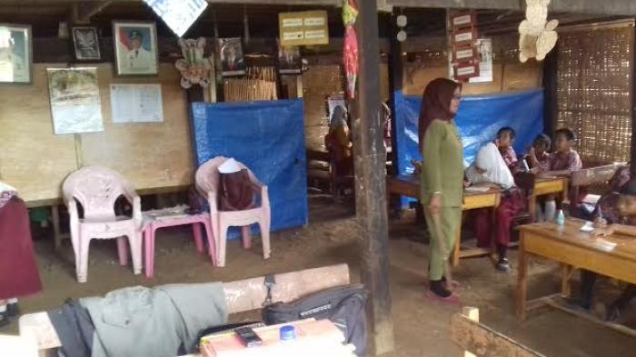Lihat, Nasib Murid SD di Jeneponto, Sekolah di Kolong Rumah - murid-jepot-joko_20160210_132505.jpg