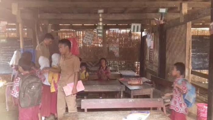 Lihat, Nasib Murid SD di Jeneponto, Sekolah di Kolong Rumah - murid-sd-di-bontoramba_20160210_132050.jpg
