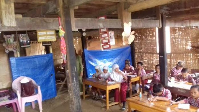 Horee! Gedung SD Joko Jeneponto Dibangun, Setelah 4 Tahun di Kolong Rumah - murid-sd-joko-menyeberang-sungai-2_20160210_142611.jpg