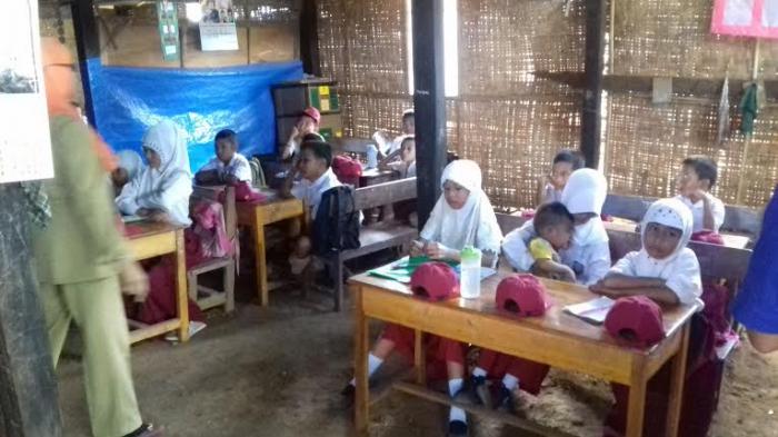 Kepsek SD Joko Harap Iksan: Biar Ruang Kelas Saja, Jangan mi Permanen Kalau belum Bisa - murid-tangguh-jeneponto_20160418_123523.jpg