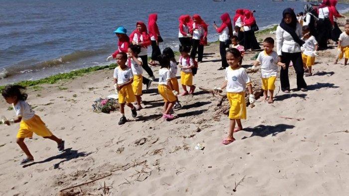 Murid TK Kemala Bahayangkari Jeneponto Ikut Bersihkan Sampah di Pinggir Pantai