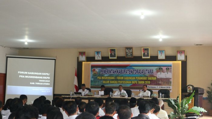 Bupati Kalatiku Kumpul Camat Bahas Infrastruktur di Toraja Utara