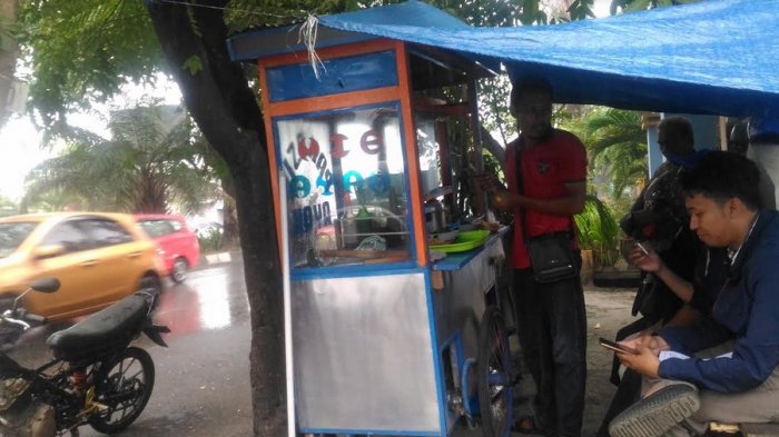 Hujan, Gerobak Mie Ayam di Hertasning Ini 'Diserbu' Pengendara