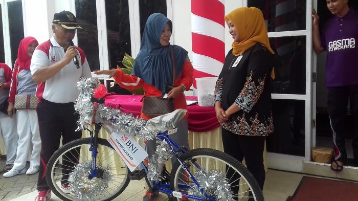 Peringati HUT RI ke-72, Bupati dan Wabup Enrekang Ikut Jalan Santai Bersama Masyarakat