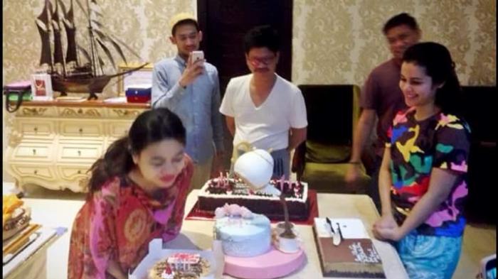 U orqadan kelib, qolini ichkariga solib qoydi Bobolar va yoshlar bilan porno