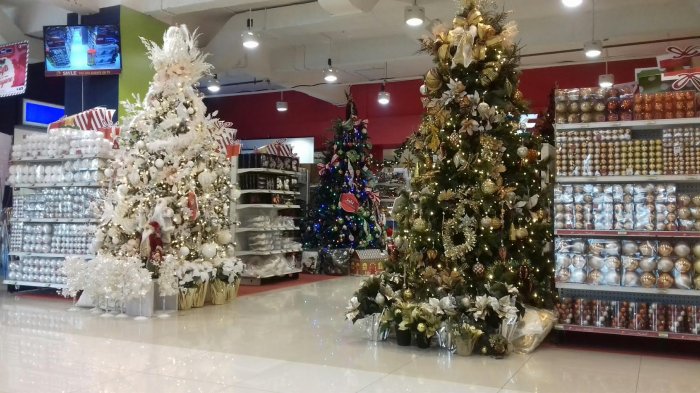 Tren Pohon Natal 2016 Bernuansa Gold di Ace Hardware