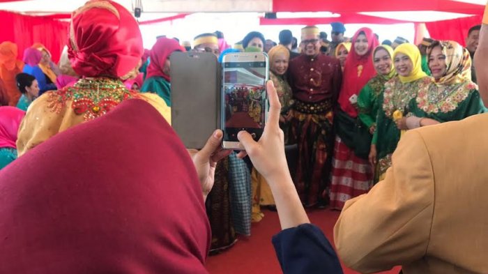 Tak Hanya SYL, None Juga Jadi Bintang di Puncak HUT Sulsel