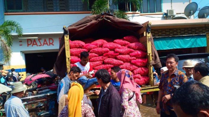 Operasi Pasar Bawang Merah di Surabaya Diserbu Pembeli