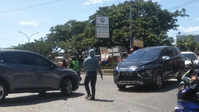 'Pak Ogah' Menjamur di Hertasning, Kerap Jadi Biang Kemacetan