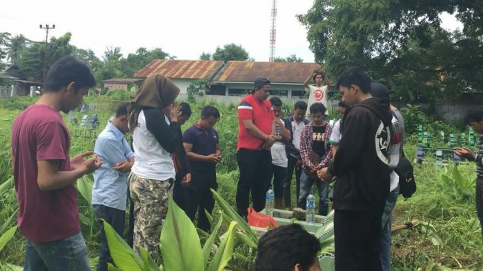 Hari Pahlawan, HPPMI Maros Bersih Makam Dua Tokoh Ini