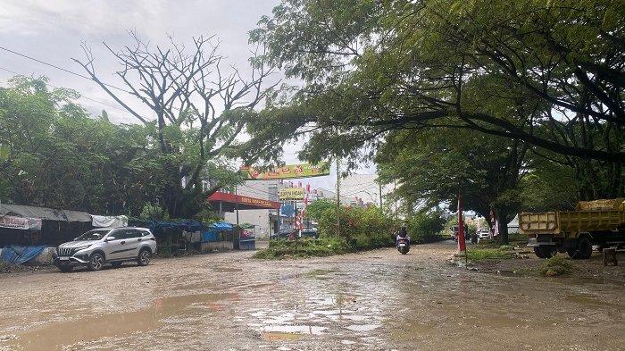 Pasca Kunjungan Jokowi di Bone, Jalan Pasar Palakka Kembali Jadi Bak Kubangan Sapi