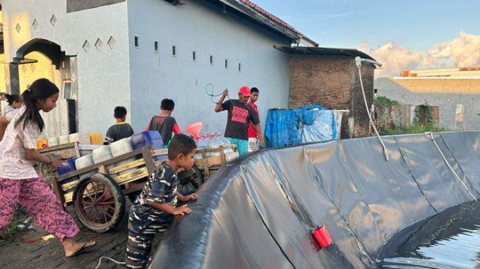 Enggan Beli Air Rp40 Ribu Perbox, Warga Pajukukang Maros Pilih Ambil Air di Sumur Tadah Hujan