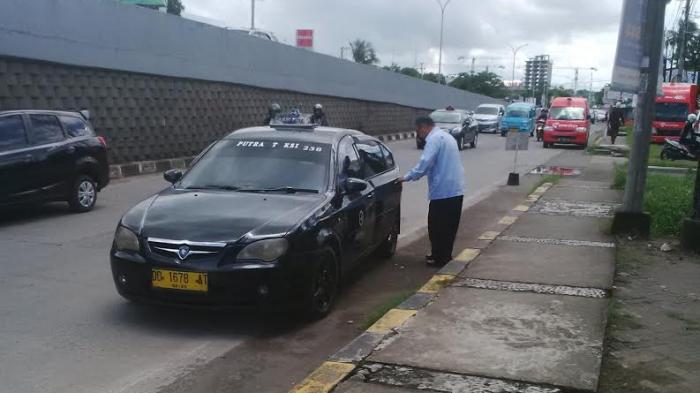 Usai Diperiksa, Pangeran Rahim Tinggalkan Kejaksaan Pake Taksi