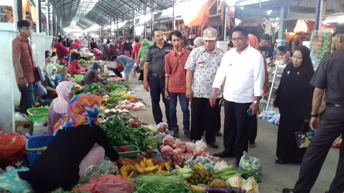 Dipantau Wabup, Harga Sembako di Pasar Sentral Enrekang Stabil