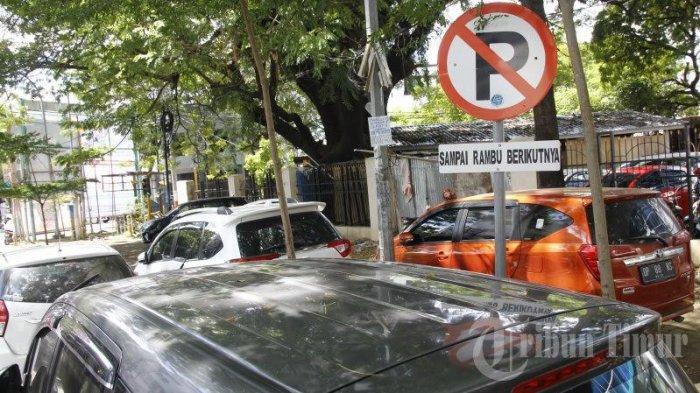 FOTO: Mobil Parkir di Bawah Rambu Larangan Parkir RS Labuang Baji Makassar - parke.jpg
