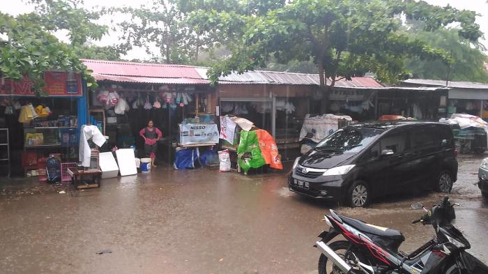 Hujan 8 Menit, Pasar Hobby Makassar Tergenang, Bak Sungai