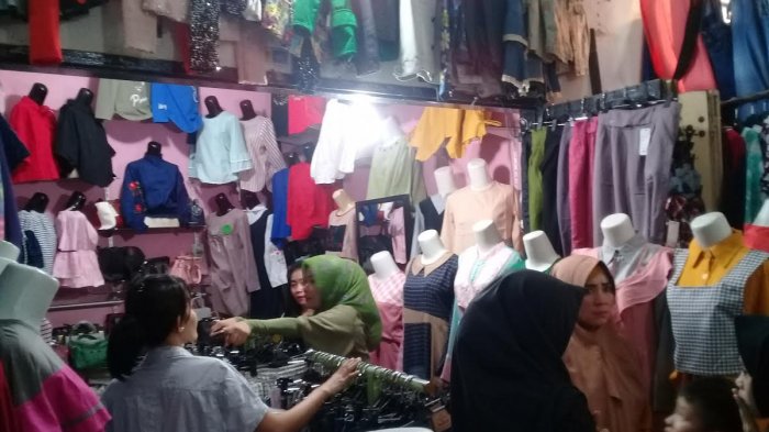 Jelang Idul Fitri, Warga Berburu Baju Lebaran di Pasar Pangkajene Sidrap