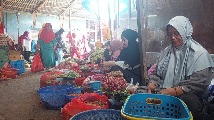 Keluh Kesah Pedagang Sembako di Pasar Sentral Enrekang, Sepi Pembeli Imbas Kenaikan Harga