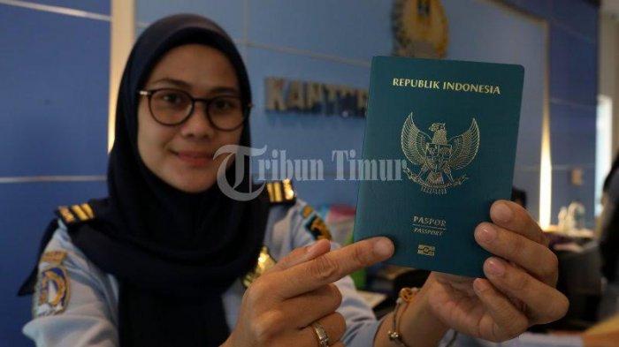 Foto: Pegawai Imigrasi Menunjukan e-Paspor yang Miliki Data Biometrik - pegawai-Imigrasi-memperlihatkan-E-paspor-disela-pelayanan-di-Kantor-Imigrasi-1.jpg