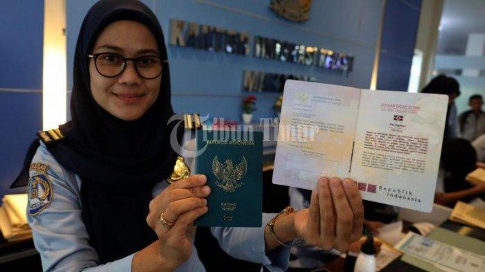 Foto: Pegawai Imigrasi Menunjukan e-Paspor yang Miliki Data Biometrik - pegawai-Imigrasi-memperlihatkan-E-paspor-disela-pelayanan-di-Kantor-Imigrasi-2.jpg