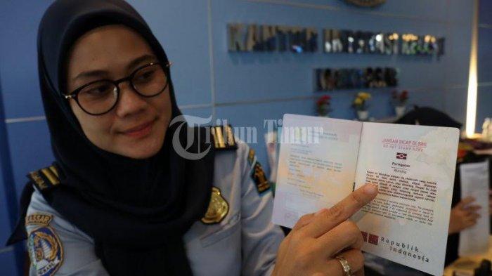 Foto: Pegawai Imigrasi Menunjukan e-Paspor yang Miliki Data Biometrik - pegawai-Imigrasi-memperlihatkan-E-paspor-disela-pelayanan-di-Kantor-Imigrasi-3.jpg