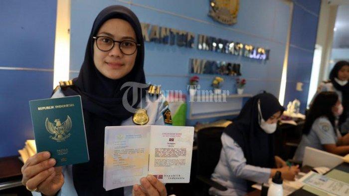 Foto: Pegawai Imigrasi Menunjukan e-Paspor yang Miliki Data Biometrik - pegawai-Imigrasi-memperlihatkan-E-paspor-disela-pelayanan-di-Kantor-Imigrasi-4.jpg